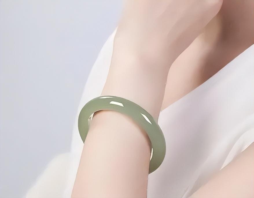 玛瑙手镯好还是翡翠玉镯好(玛瑙手镯好还是玉手镯好)