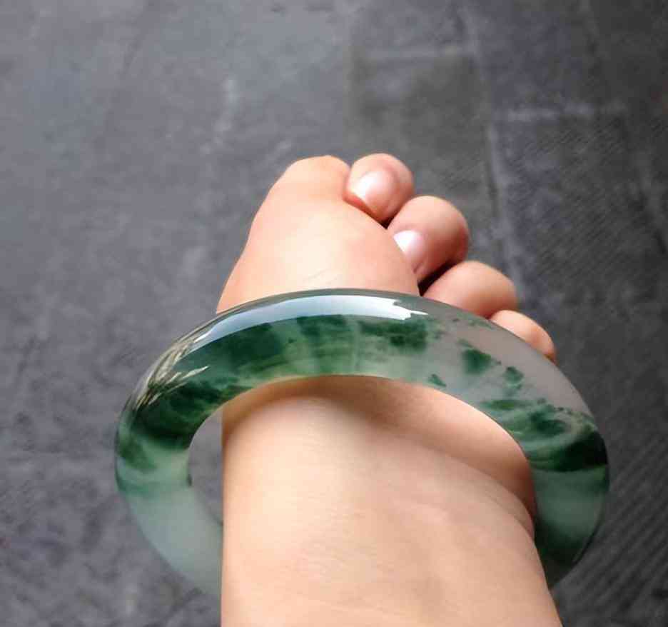 玛瑙手镯好还是翡翠玉镯好(玛瑙手镯好还是玉手镯好)插图3