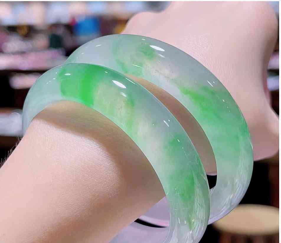 玛瑙手镯好还是翡翠玉镯好(玛瑙手镯好还是玉手镯好)插图4