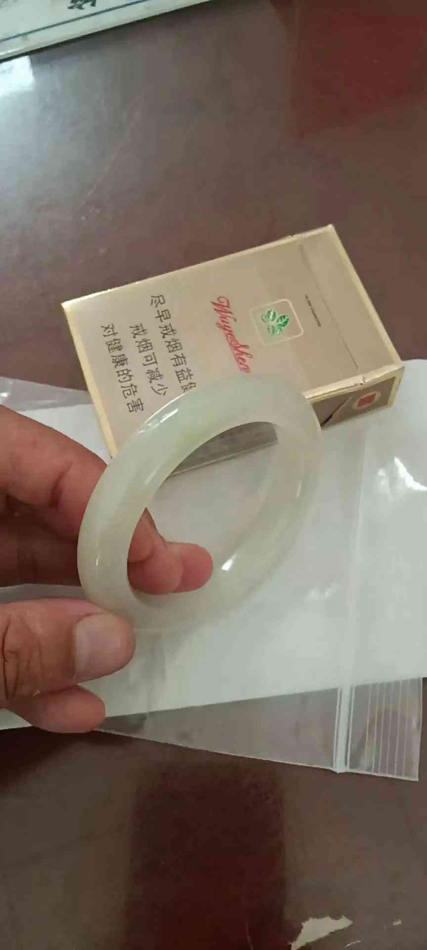 昆仑玉手镯的价格大概是多少(昆仑玉手镯有收藏价值吗)插图2 昆仑玉手镯的价格大概是多少(昆仑玉手镯有收藏价值吗)插图2