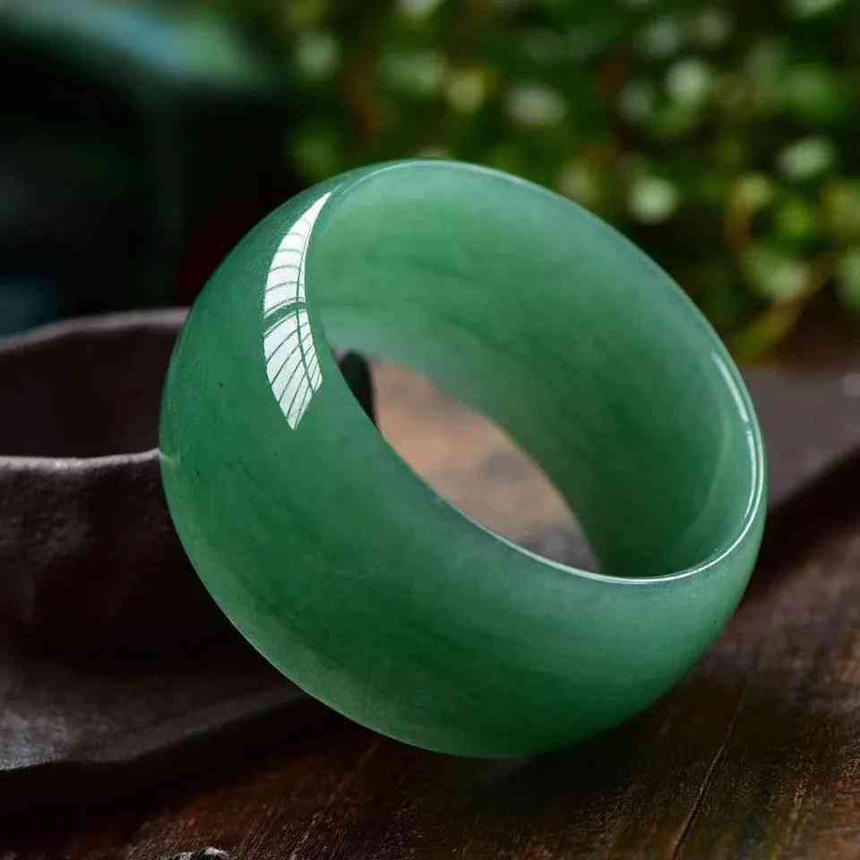 东陵玉手镯500贵吗(东陵玉手镯什么颜色最值钱)插图4 东陵玉手镯500贵吗(东陵玉手镯什么颜色最值钱)插图4