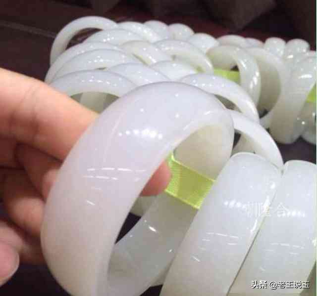 羊脂玉和羊脂白玉有区别吗(羊脂玉和羊脂白是一样的吗)插图2