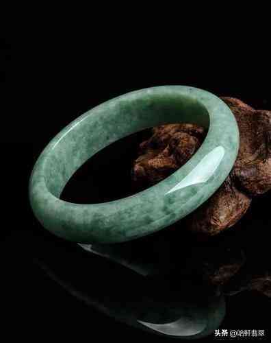 一般翡翠手镯价格(翡翠手镯价格及图片)插图1