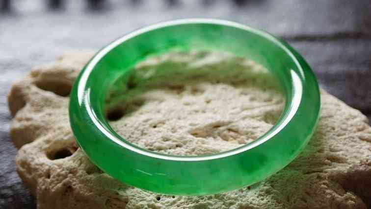 女人戴翡翠手镯有什么好处(长期戴翡翠的七大好处和功效)插图1