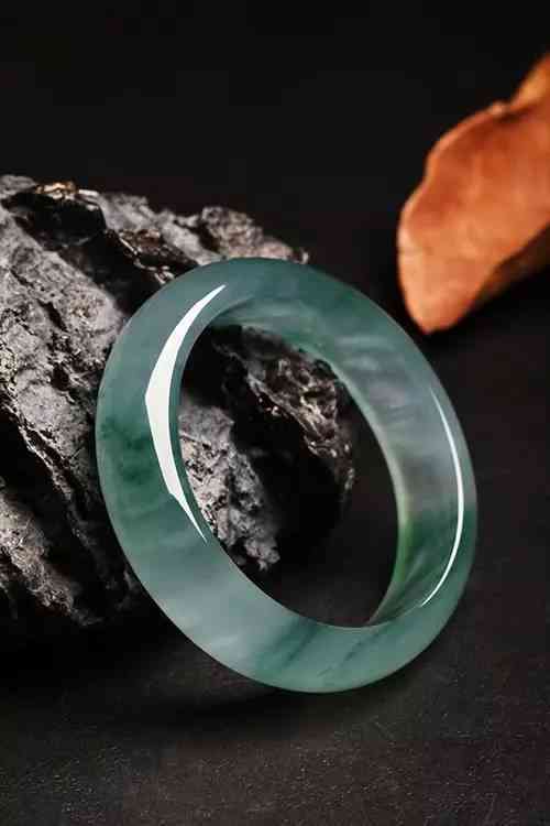 女人戴翡翠手镯有什么好处(长期戴翡翠的七大好处和功效)插图2