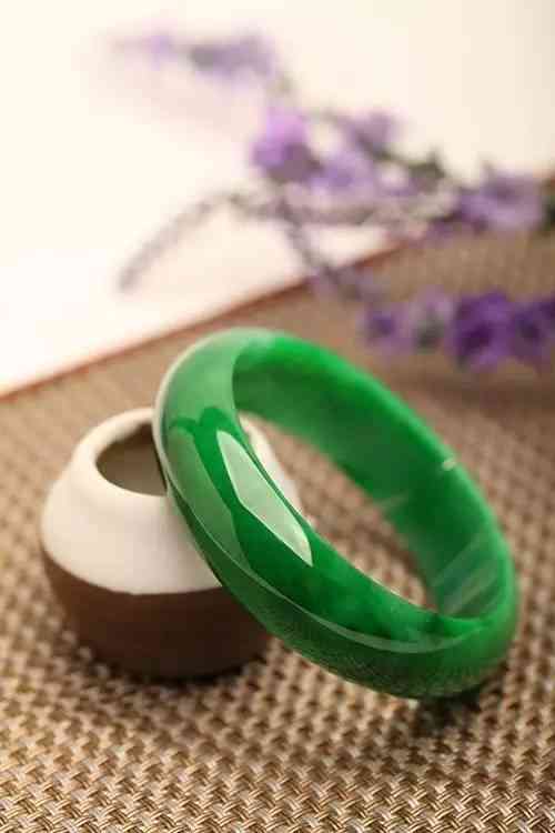 女人戴翡翠手镯有什么好处(长期戴翡翠的七大好处和功效)插图3