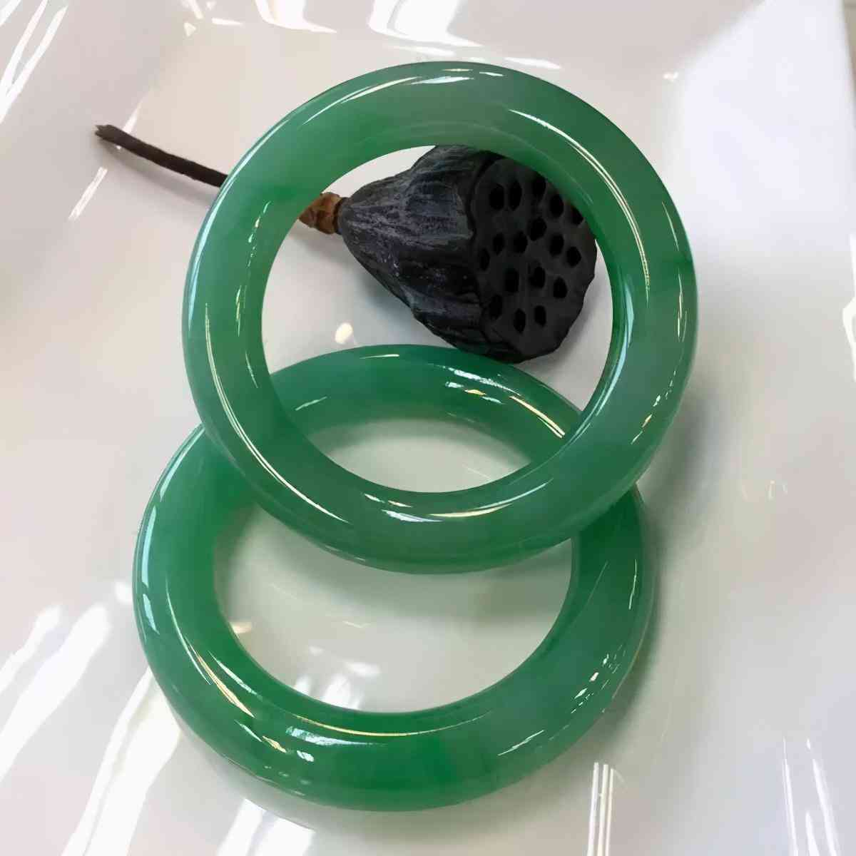 女人戴翡翠手镯有什么好处(长期戴翡翠的七大好处和功效)插图5