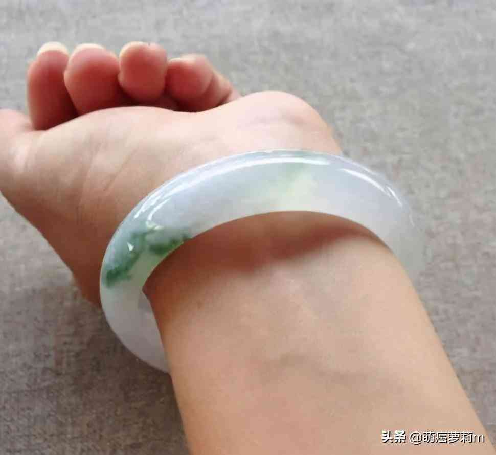 翡翠手镯的功效和作用(翡翠手镯真的对身体好吗)插图1
