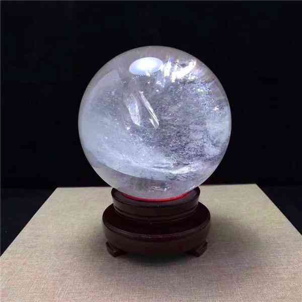 天然白水晶球的功效与作用(白水晶球图片大全)插图1 天然白水晶球的功效与作用(白水晶球图片大全)插图1