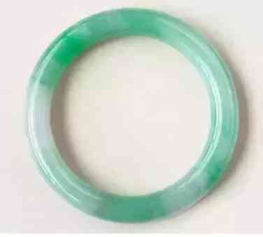 女士手镯尺寸一般多少(110斤女生戴多大手镯)