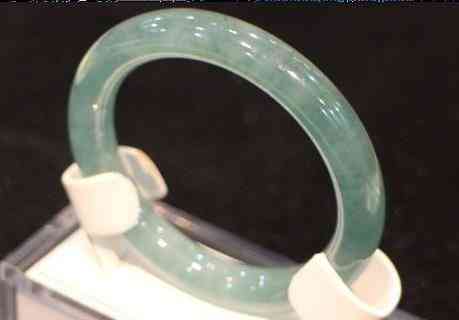 翡翠手镯怎么鉴别好坏(翡翠手镯怎么鉴别好坏视频)