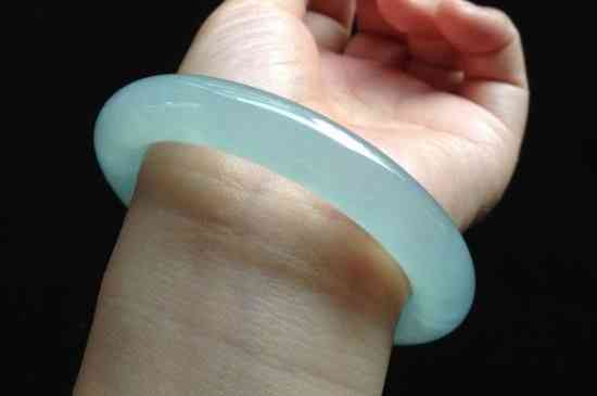 翡翠手镯怎么鉴别好坏(翡翠手镯怎么鉴别好坏视频)插图1