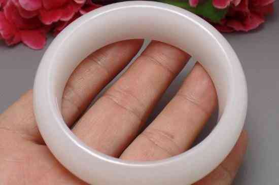 翡翠手镯怎么鉴别好坏(翡翠手镯怎么鉴别好坏视频)插图2