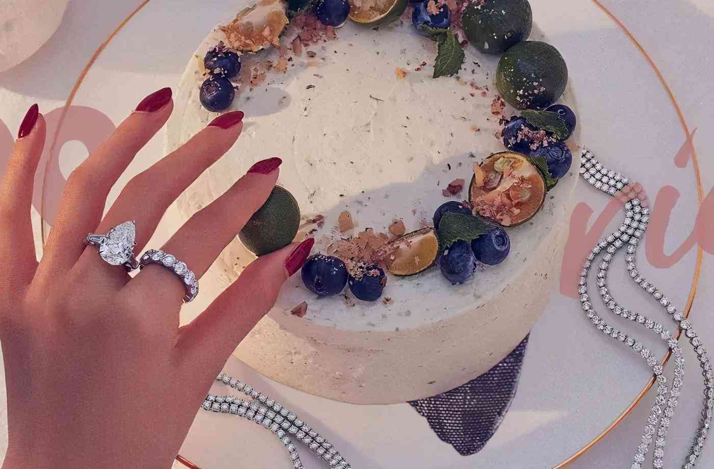 戒指戴在右手中指是什么意思(每个手指戴戒指的含义)