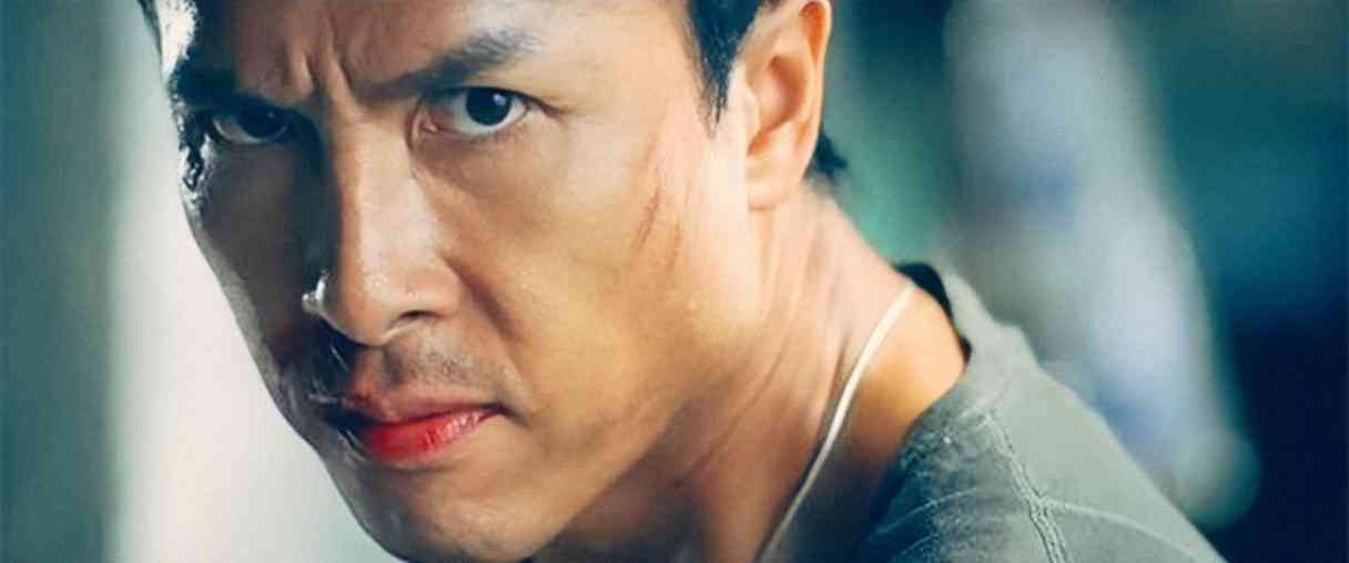 他把手中的酒瓶往地上一摔,恶狠狠地盯着余雄以及那女的.