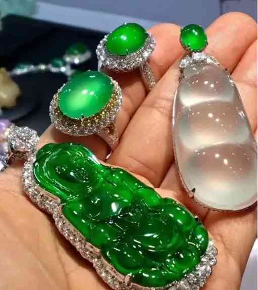 翡翠与和田玉哪个更有价值(翡翠和和田玉哪个养人)