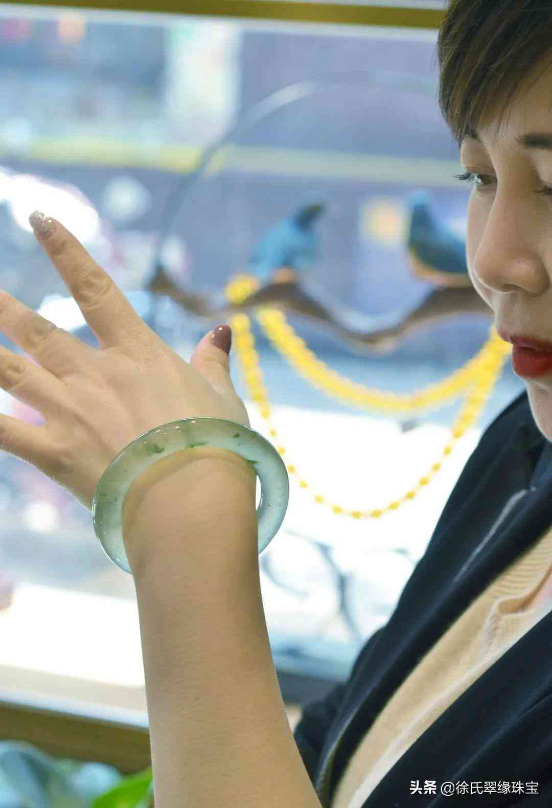 玉镯子裂缝还能养人吗(玉镯裂了还能养人吗)