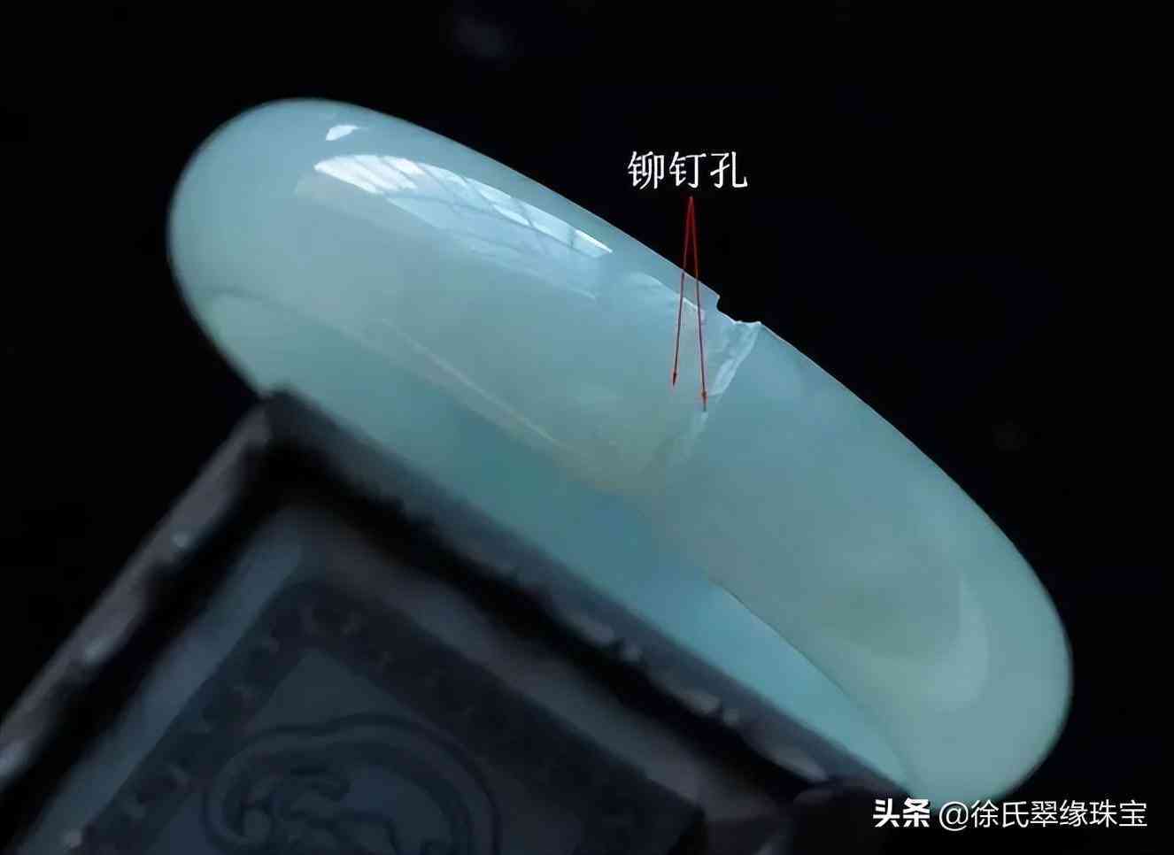 玉镯子裂缝还能养人吗(玉镯裂了还能养人吗)插图6