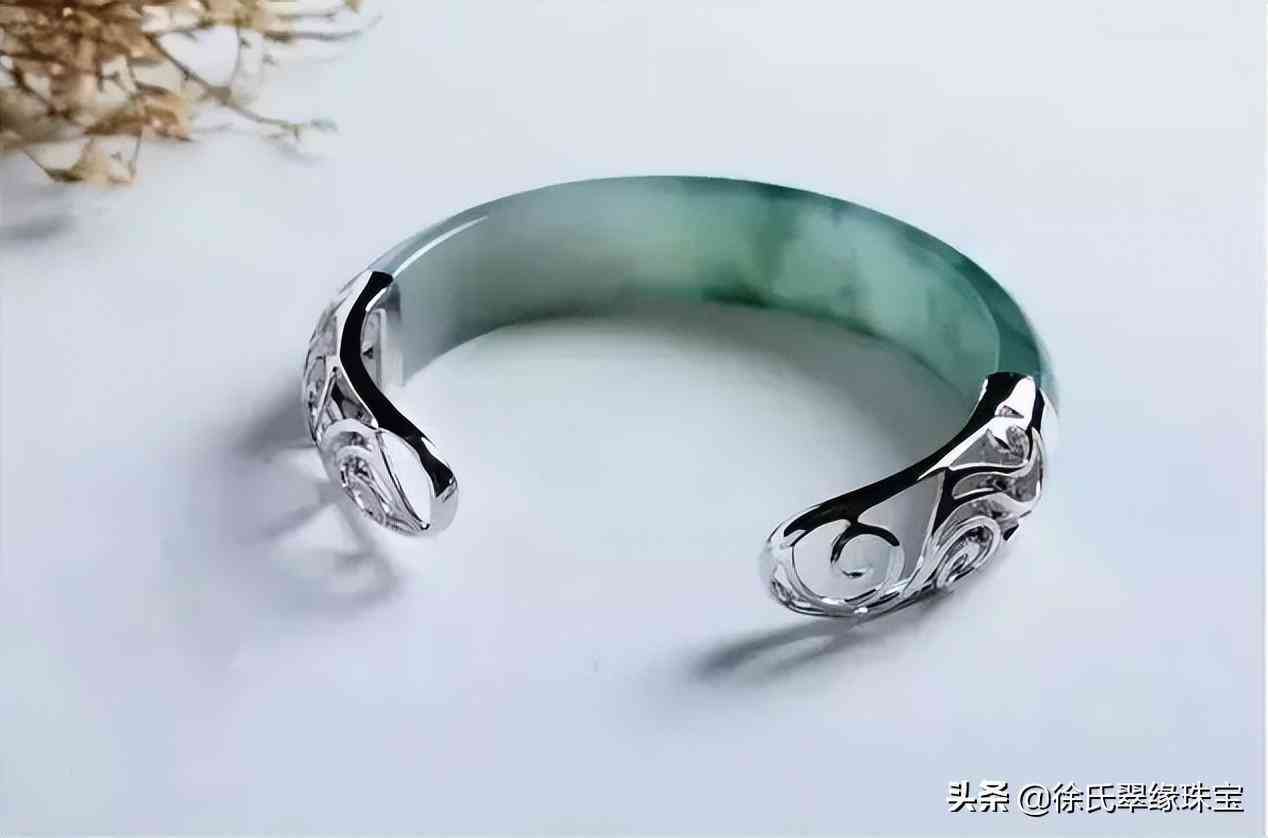 玉镯子裂缝还能养人吗(玉镯裂了还能养人吗)插图7