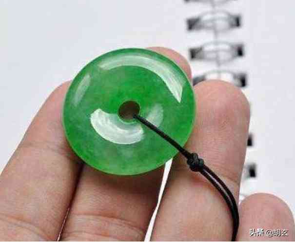 翡翠吊坠真假鉴定方法简单(翡翠鉴别最简单方法水泡)插图1