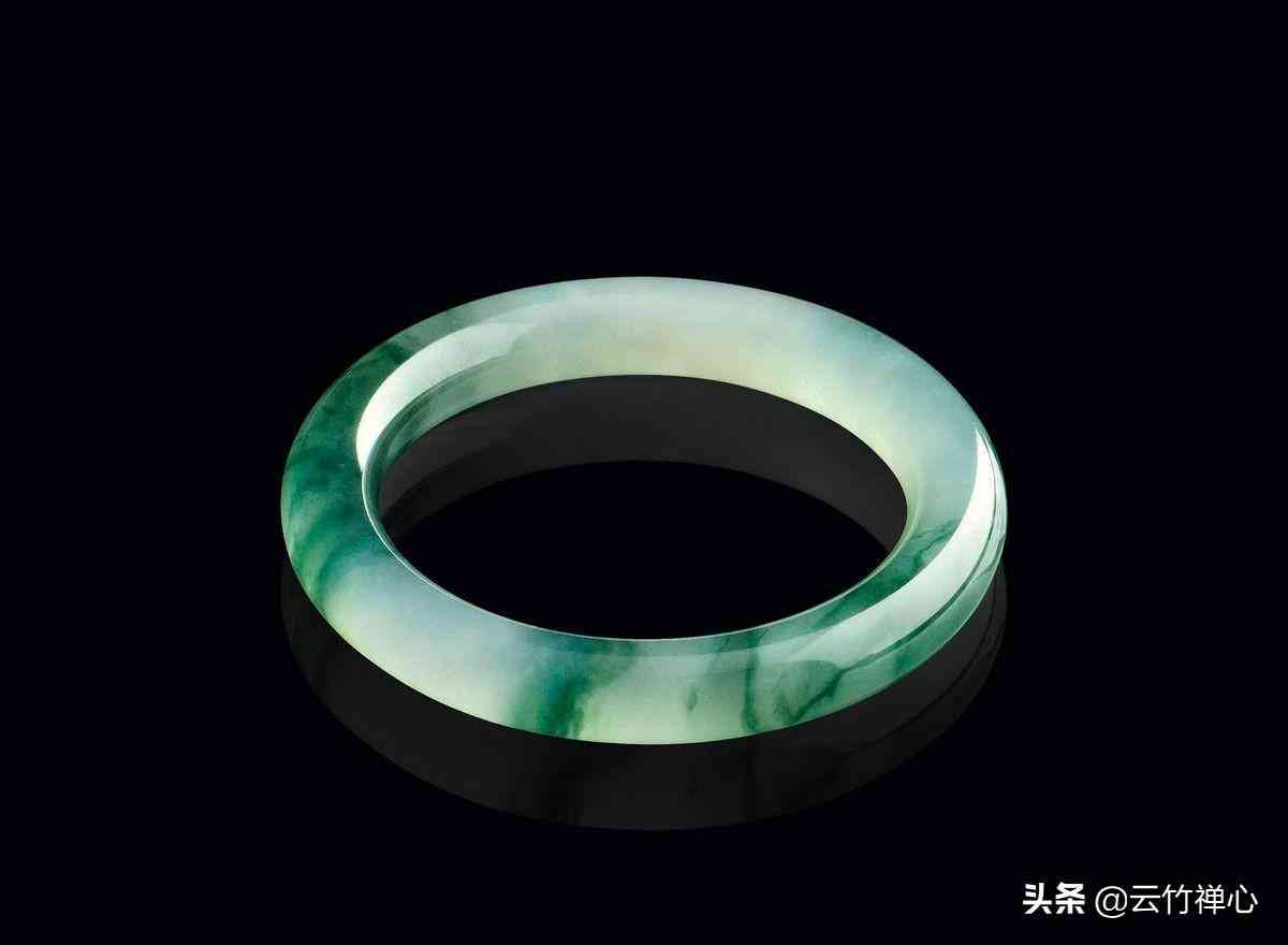 翡翠鉴别最简单最直接的方法(用手机灯光鉴别翡翠)插图1