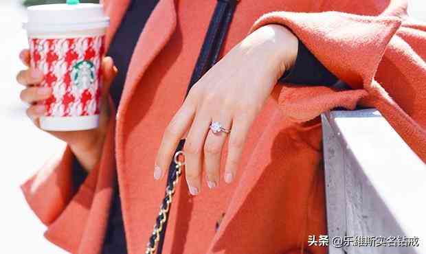 女生故意食指戴戒指给你看(女生故意食指戴戒指给你看什么意思)插图5 女生故意食指戴戒指给你看(女生故意食指戴戒指给你看什么意思)插图5