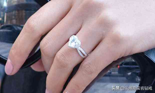 戒指戴在中指上表示什么(女人戒指戴中指什么意思)插图3