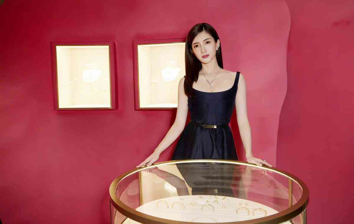 戒指戴中指女(戒指戴中指女的)插图4