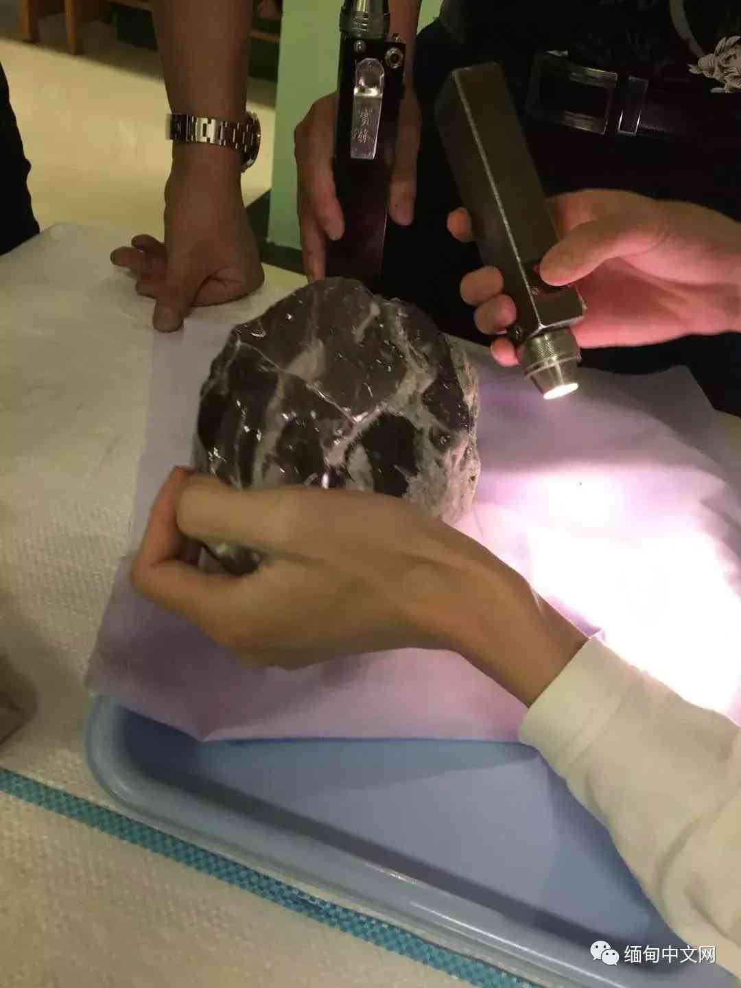 缅甸翡翠原石直播(缅甸翡翠视频直播)插图1