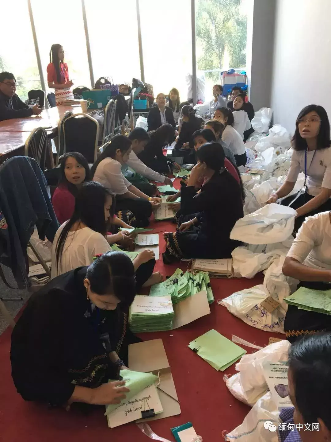 缅甸翡翠原石直播(缅甸翡翠视频直播)插图10