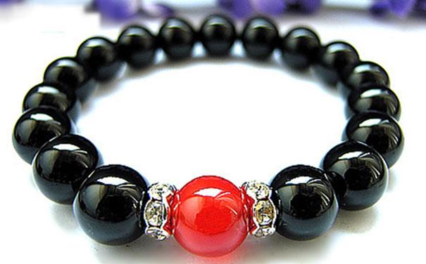 黑玛瑙的功效与作用(黑曜石的功效与作用佩戴禁忌)