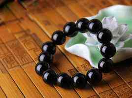 黑玛瑙的功效与作用(黑曜石的功效与作用佩戴禁忌)插图1 黑玛瑙的功效与作用(黑曜石的功效与作用佩戴禁忌)插图1