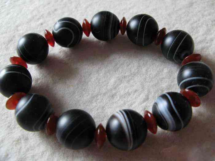 黑玛瑙的功效与作用(黑曜石的功效与作用佩戴禁忌)插图6 黑玛瑙的功效与作用(黑曜石的功效与作用佩戴禁忌)插图6