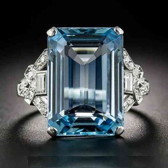 海蓝宝石手镯(海蓝之谜翡翠手镯)