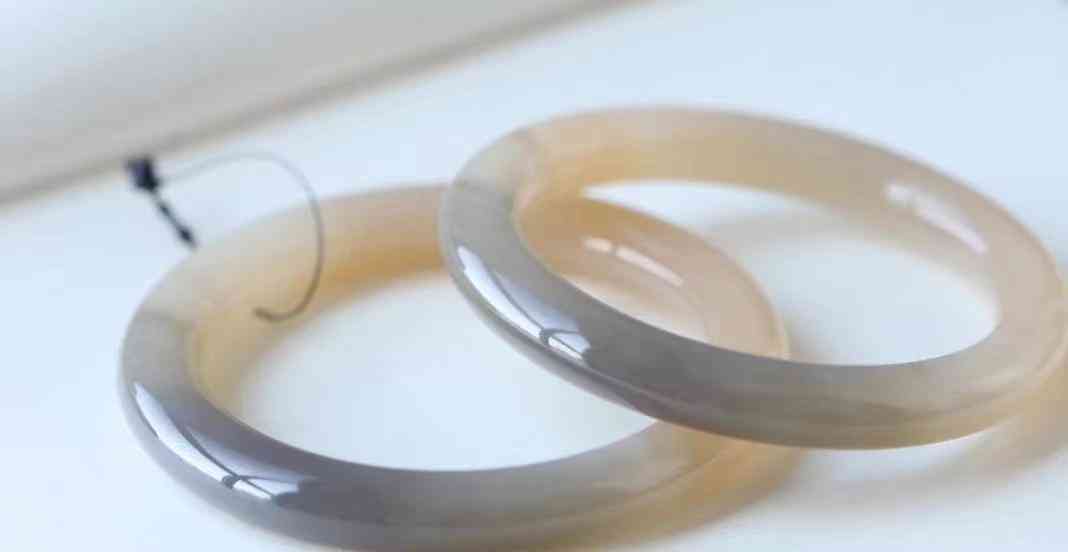 玉镯子怎么分辨真假(玉镯怎么辨别真假)插图1