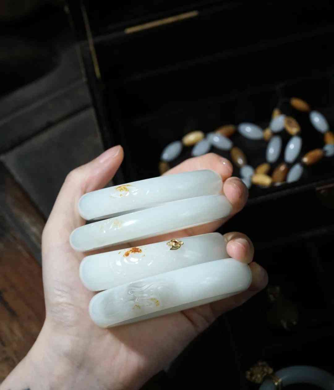 玉镯子怎么分辨真假(玉镯怎么辨别真假)插图4