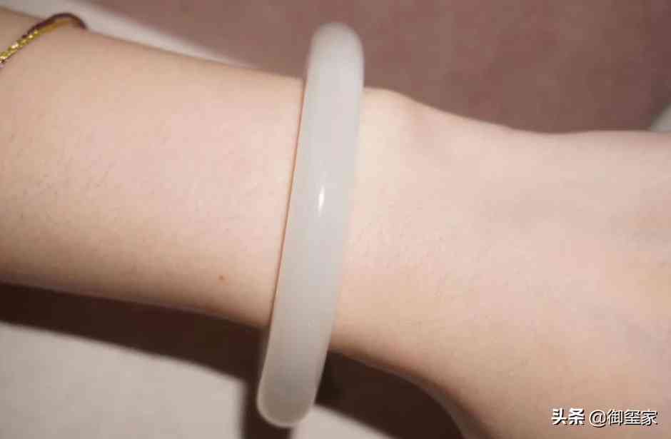 和田玉的手镯多少钱(和田玉的手镯多少钱一只)插图1