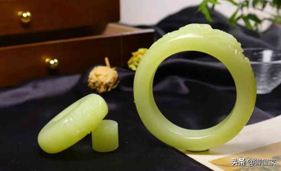 和田玉的手镯多少钱(和田玉的手镯多少钱一只)插图2