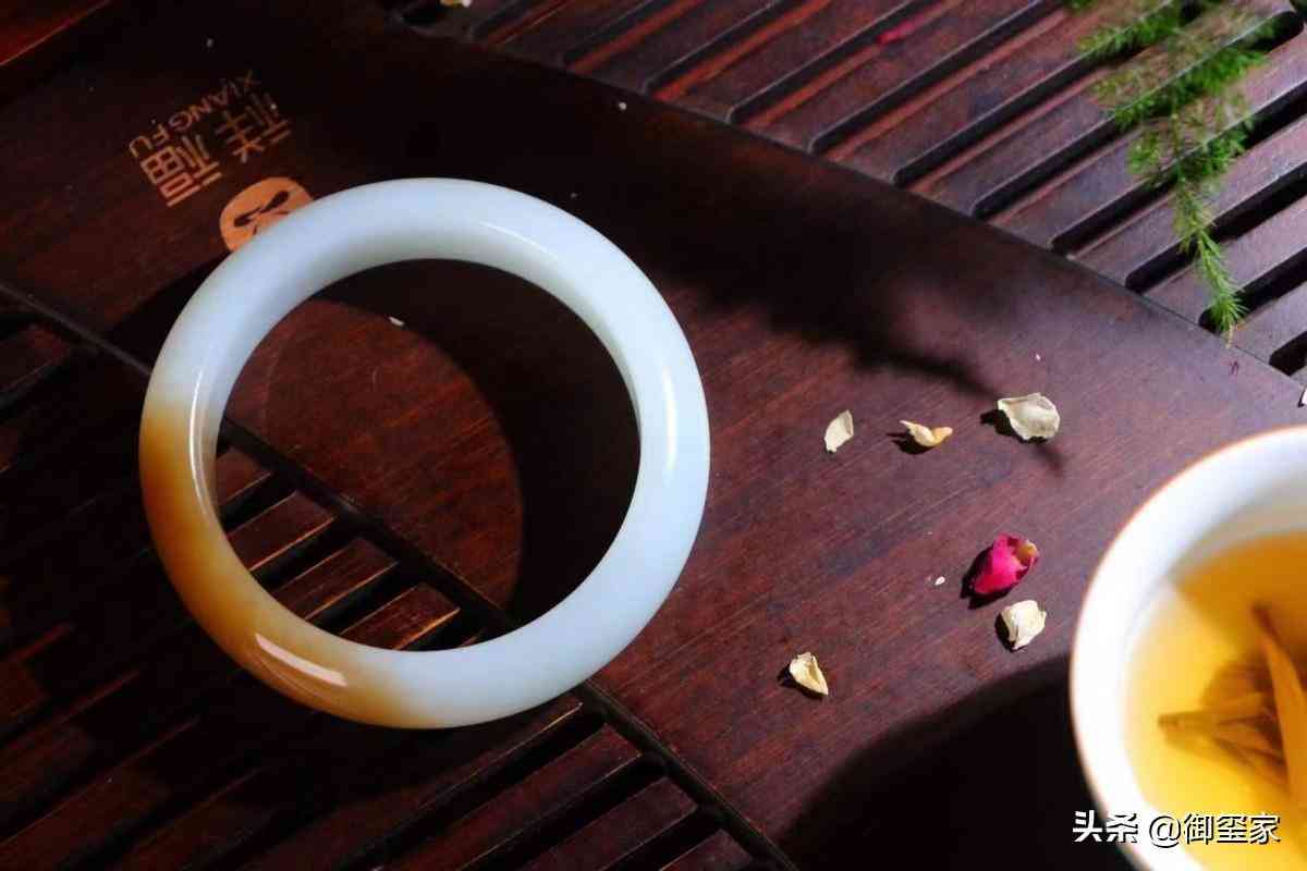 和田玉的手镯多少钱(和田玉的手镯多少钱一只)插图4