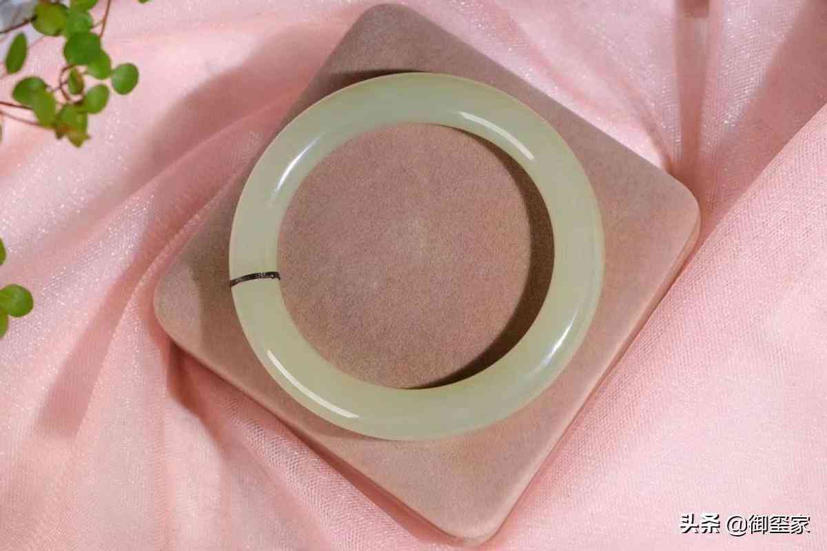 和田玉的手镯多少钱(和田玉的手镯多少钱一只)插图6