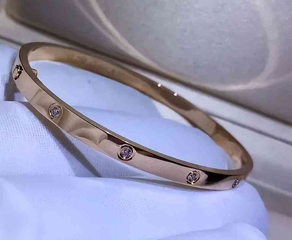 卡地亚手镯多少钱一克(卡地亚手镯多少钱一克AU750)插图1