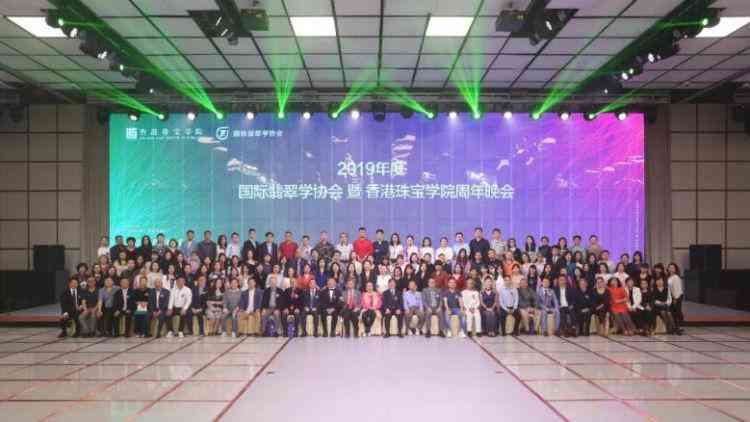 香港翡翠论坛(香港翡翠app下载)