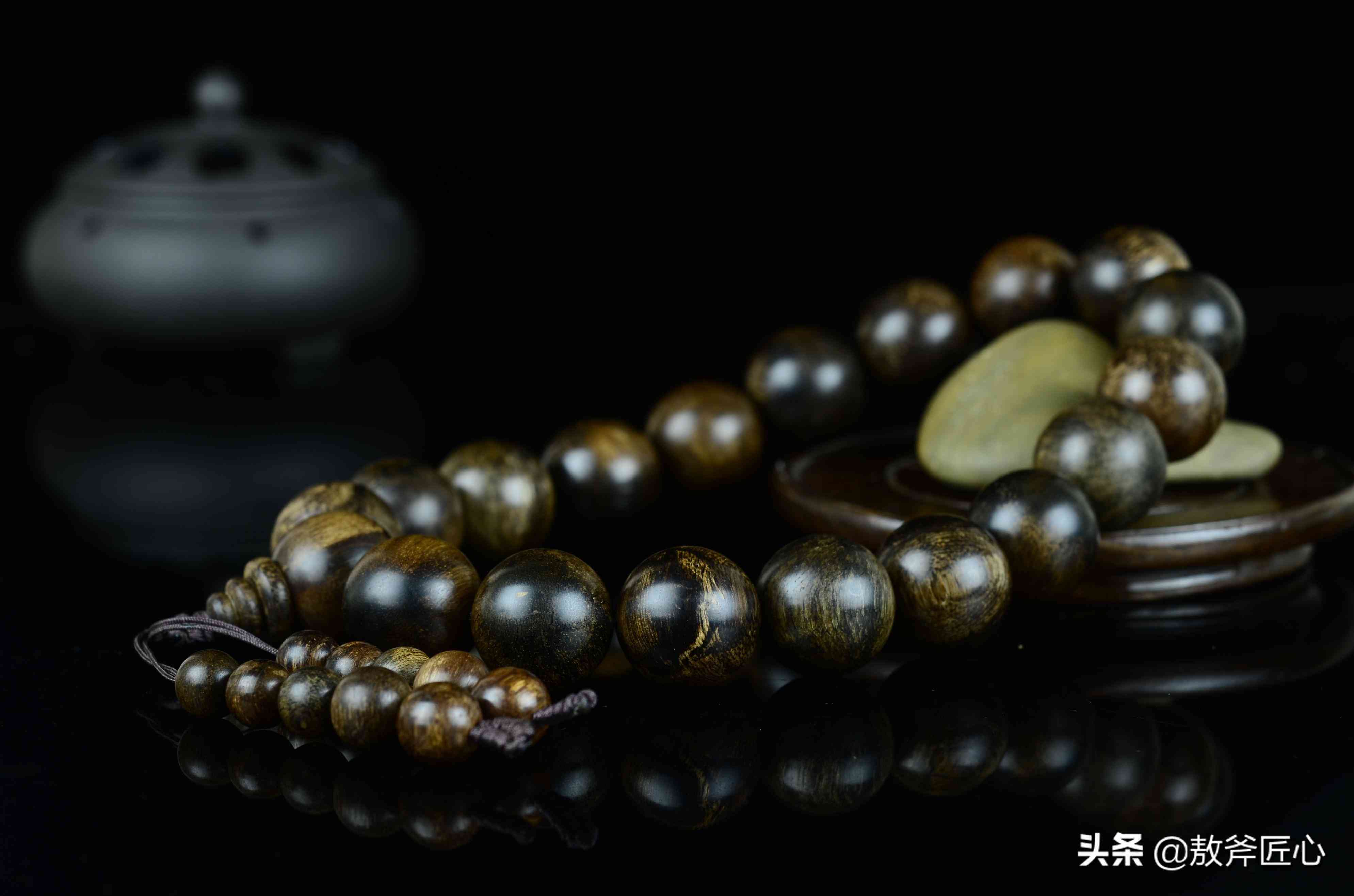 沉香手串的正确盘法(沉香鉴别真假只需3秒)