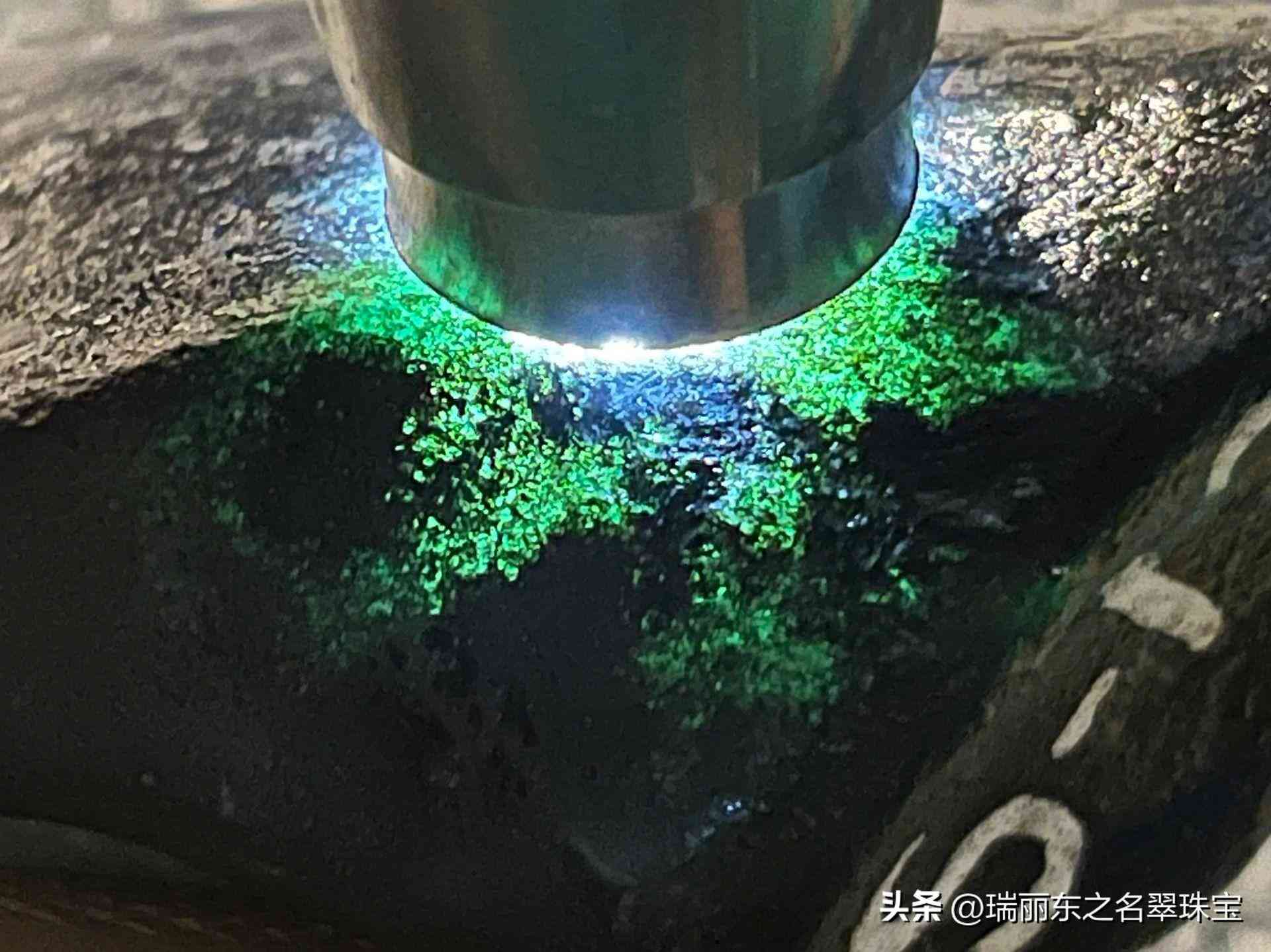 翡翠原石打灯怎么看种水(网上直播卖翡翠原石是真的吗)插图1