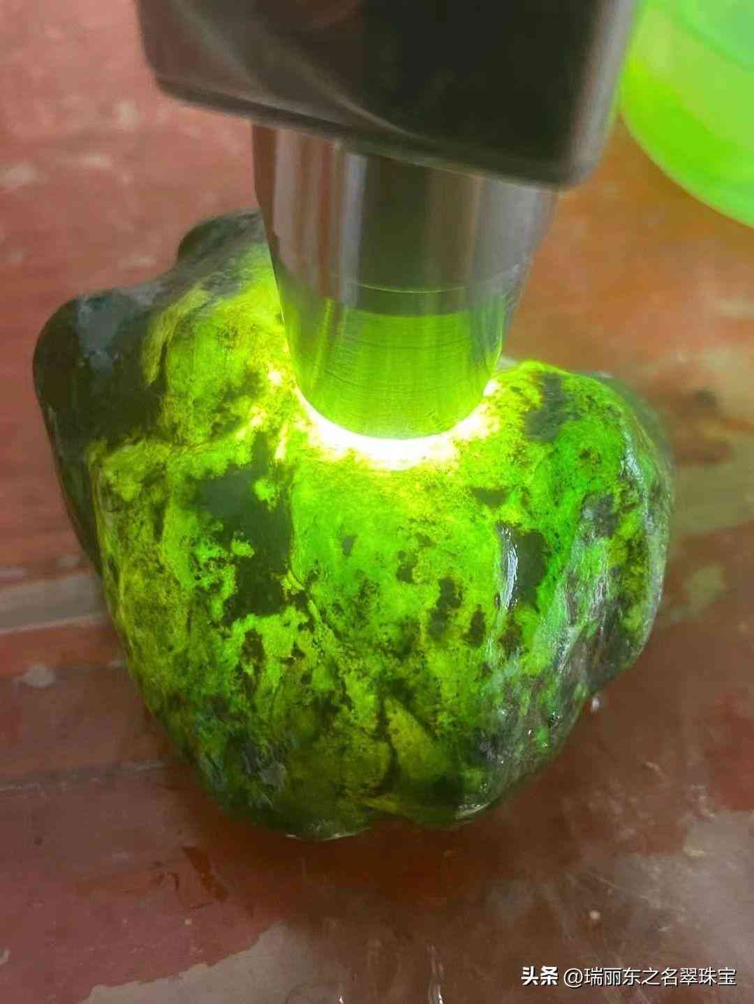 翡翠原石打灯怎么看种水(网上直播卖翡翠原石是真的吗)插图2