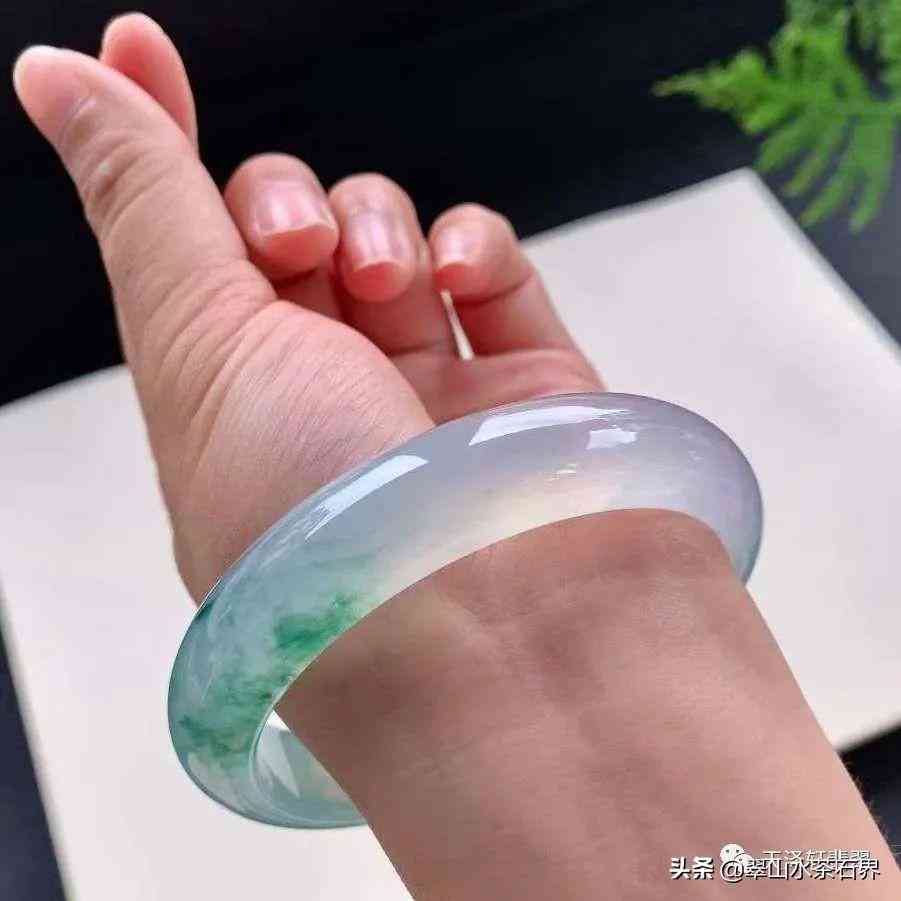 翡翠手镯价格(翡翠手镯糯种价格)插图1