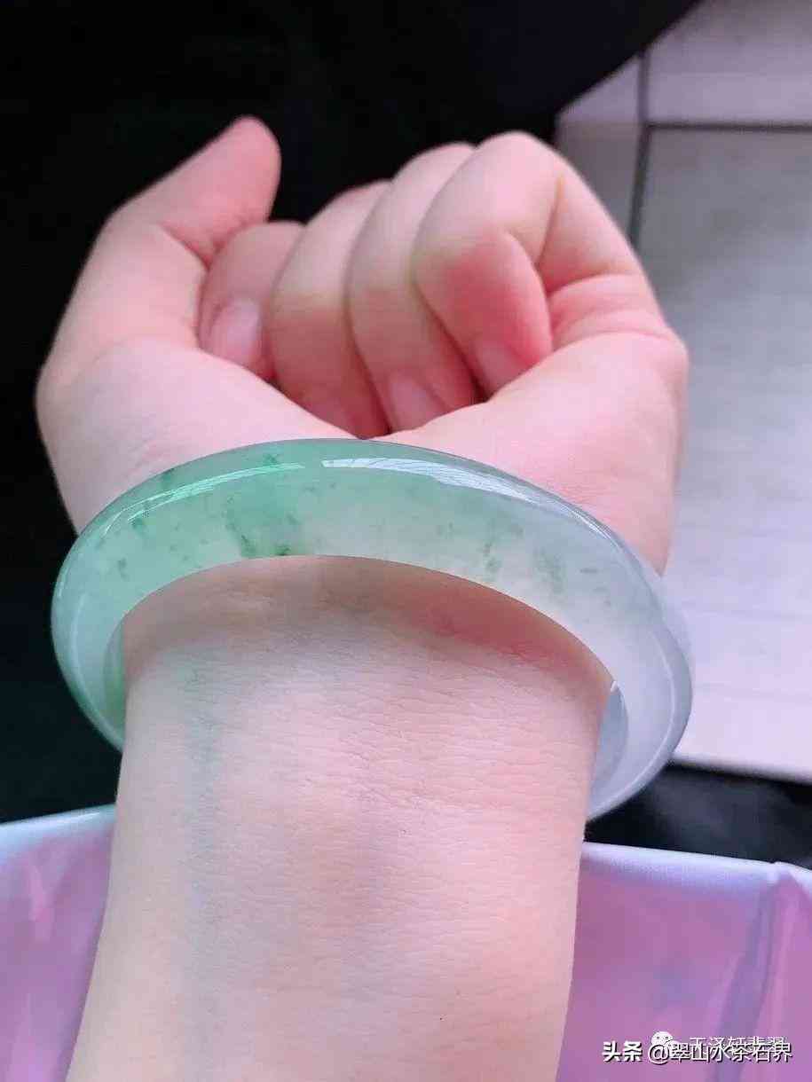翡翠手镯价格(翡翠手镯糯种价格)插图12