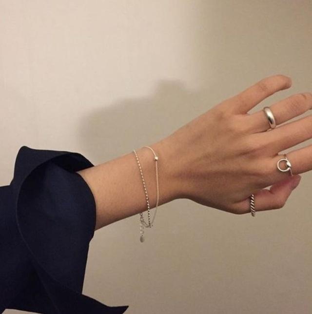 戒指戴哪个手(戒指戴哪个手指有什么说法吗)插图1