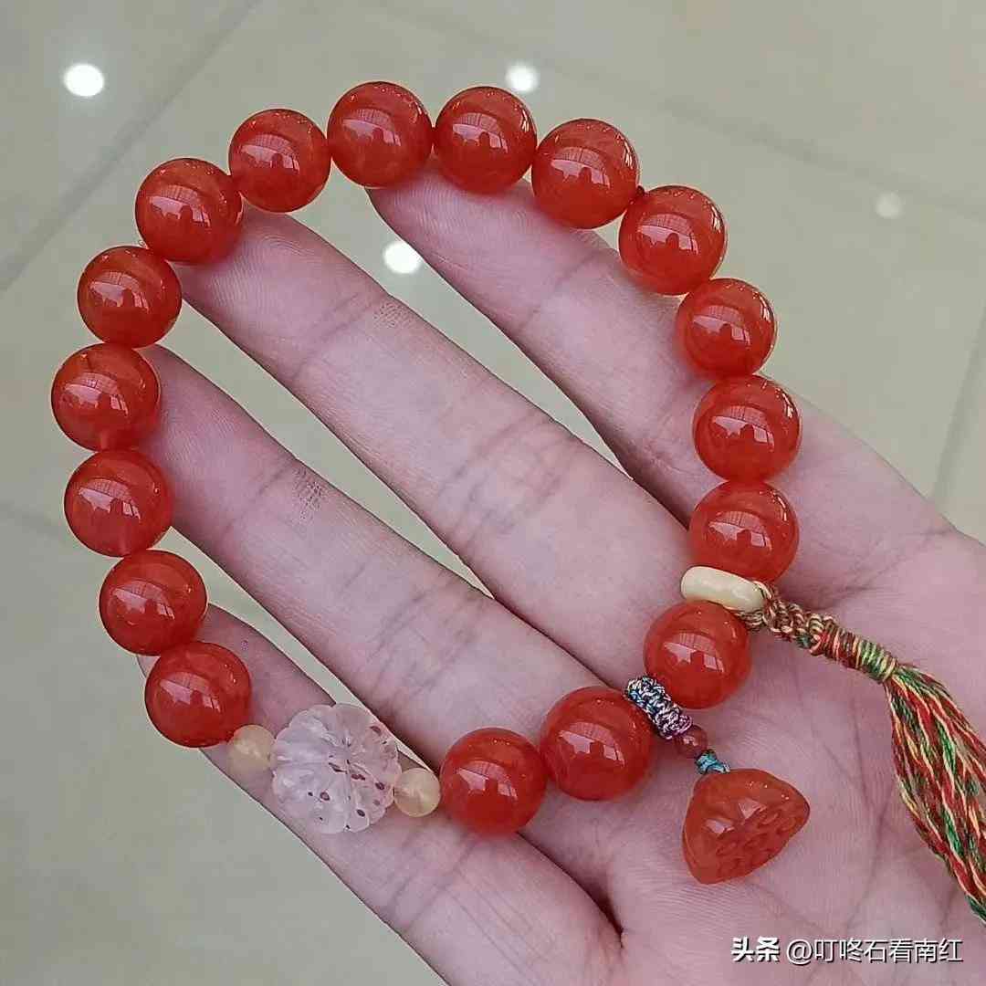 南红玛瑙手串(南红玛瑙手串的功效与作用)插图1 南红玛瑙手串(南红玛瑙手串的功效与作用)插图1