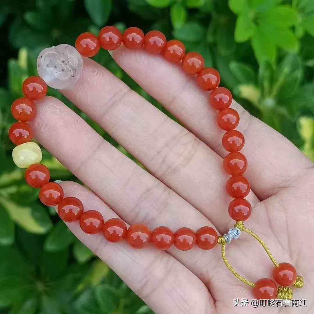 南红玛瑙手串(南红玛瑙手串的功效与作用)插图17 南红玛瑙手串(南红玛瑙手串的功效与作用)插图17